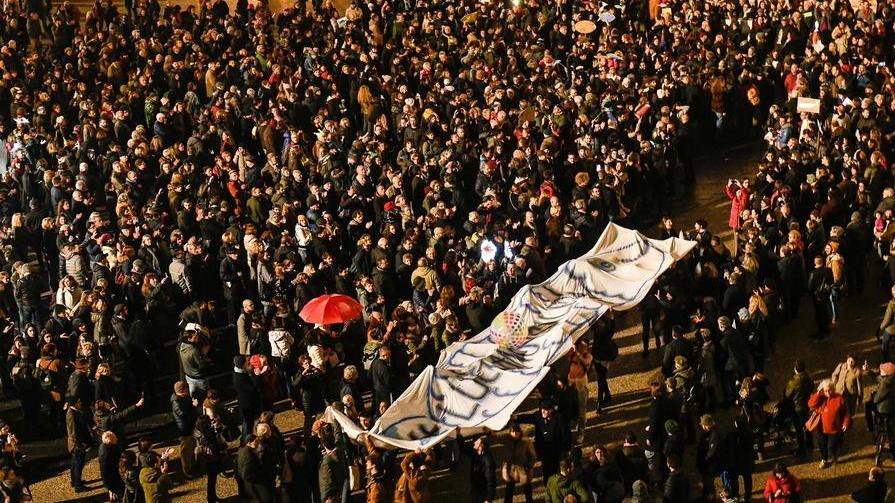 Antifasciste e anti Salvini Le Sardine lucchesi a migliaia in San Martino