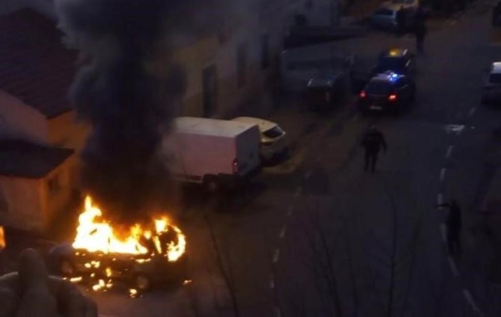 Auto a fuoco, paura in paese 