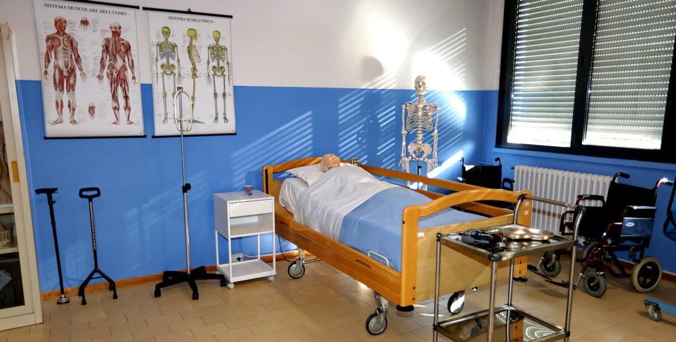 A scuola la stanza ospedaliera per imparare come si cura 