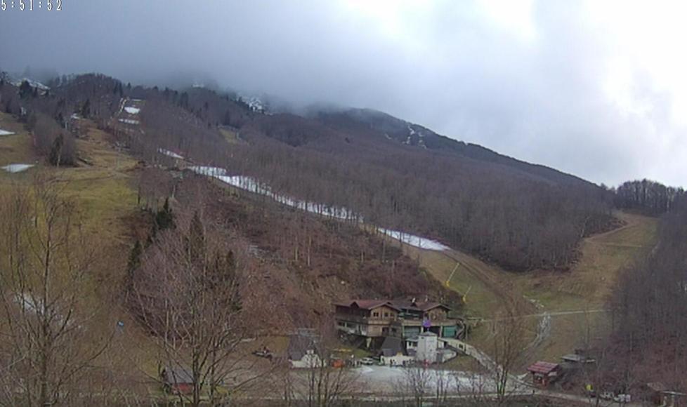 I cannoni in azione per aprire le piste prima del 25 dicembre