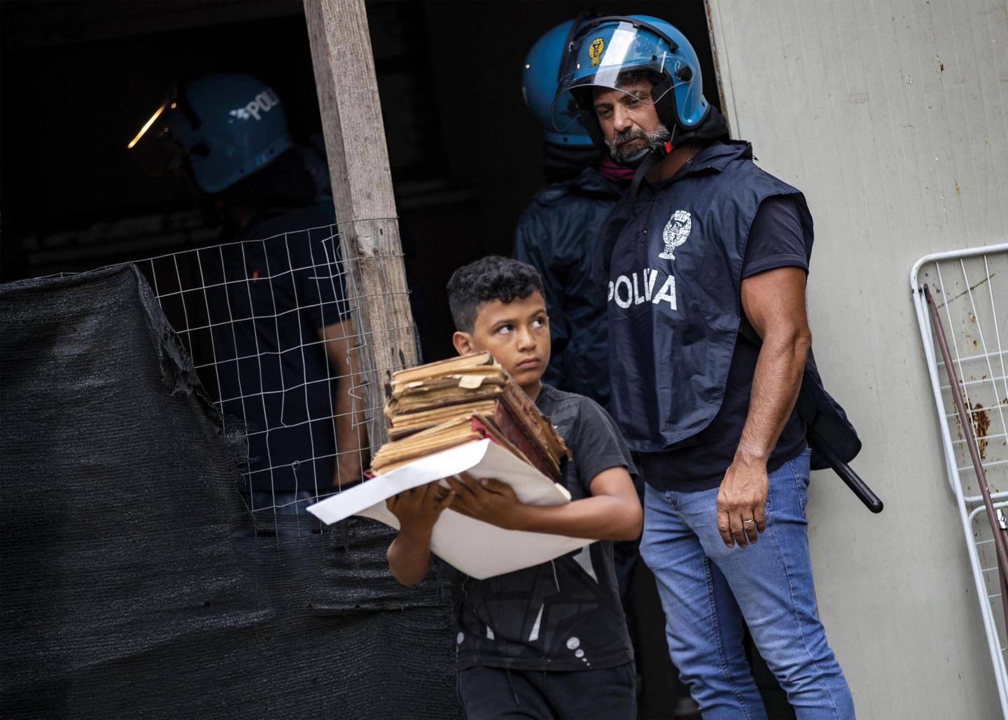 [EMPTYTAG]Rayane porta in salvo i suoi libri