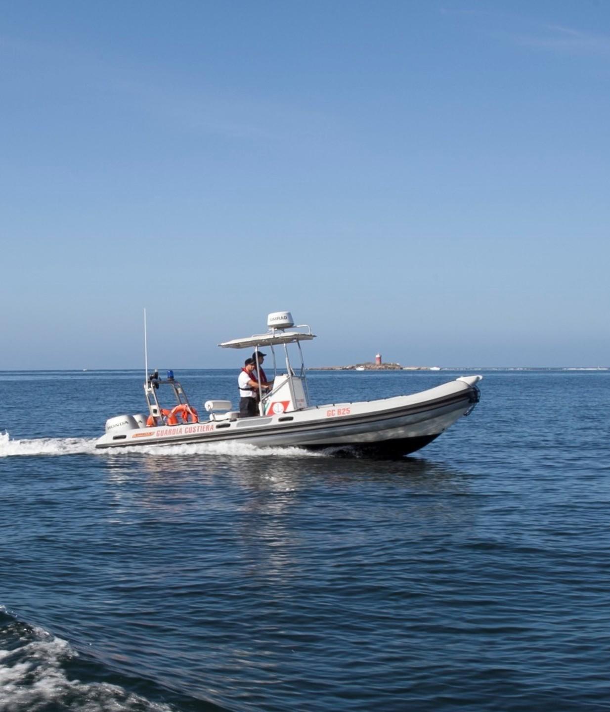 Naufragano davanti al Lazzaretto, soccorsi dalla guardia costiera 