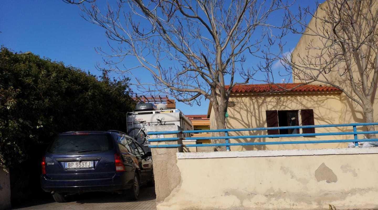 E nell’ex ostello da sgomberare arriva un camper