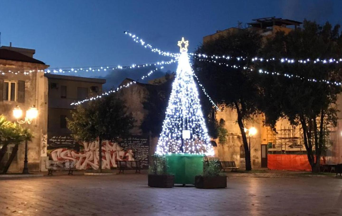 Albero di Natale in piazza Garibaldi 