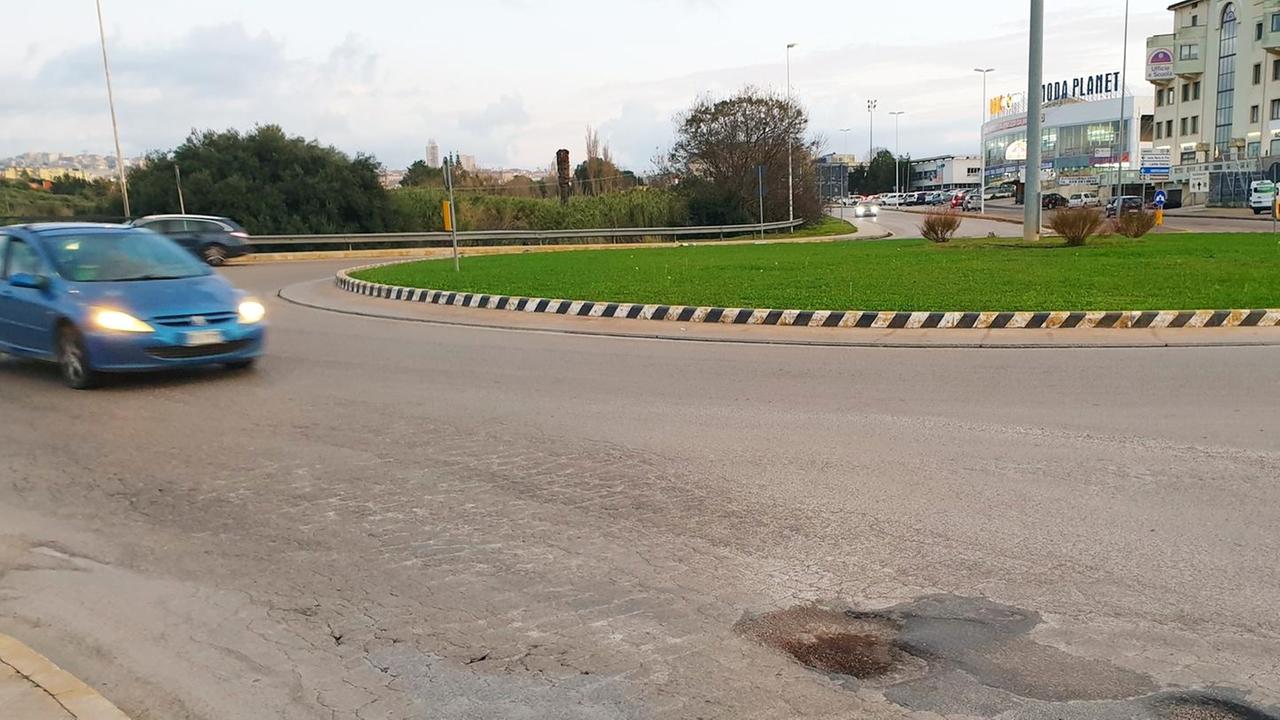 Un pericoloso cratere nella rotatoria di viale Porto Torres