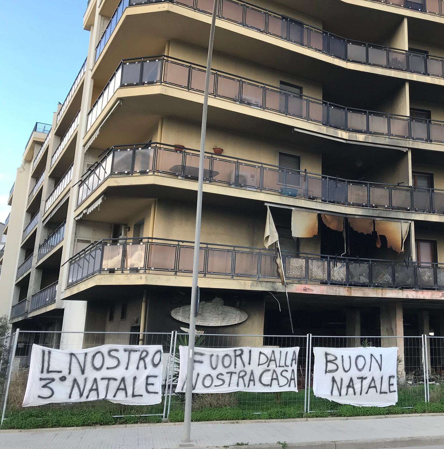 Una scritta sulle lenzuola: «Vogliamo tornare a casa»