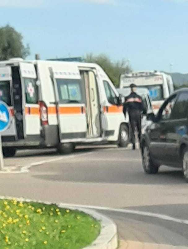 Muore d’infarto nell’auto prima di arrivare all’ospedale
