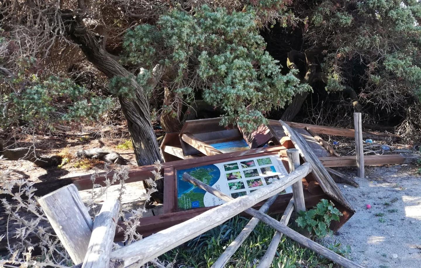 Una discarica con i vecchi cartelloni 