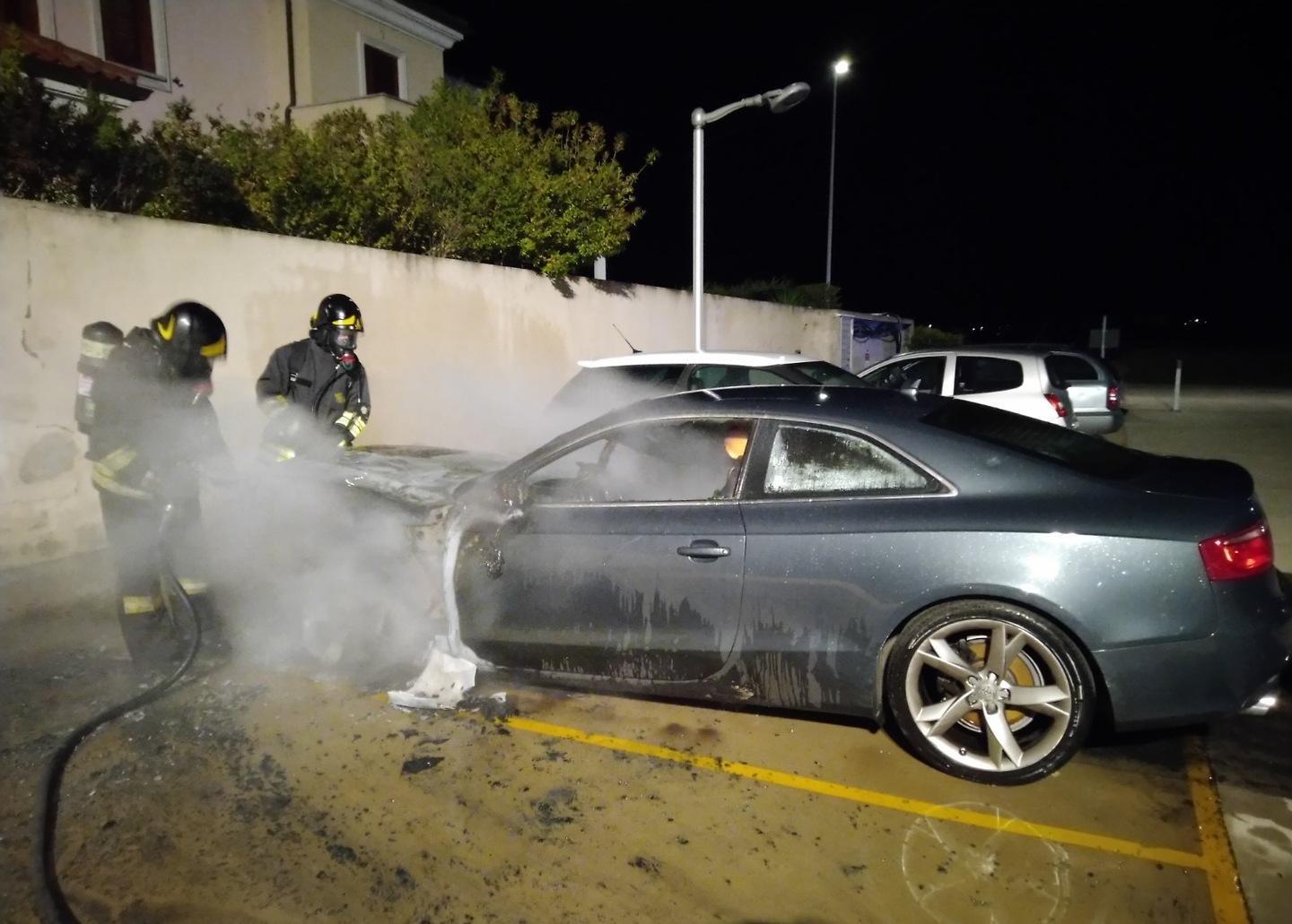 Auto in fiamme, forse non c’è dolo