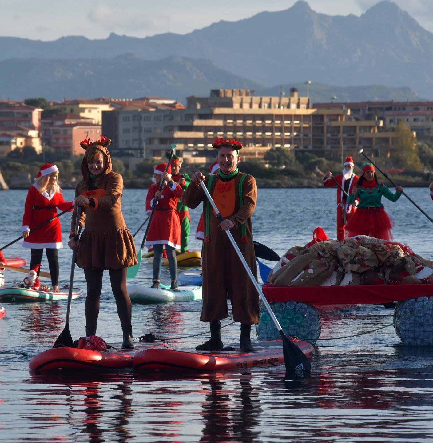 Grande festa al Molo Brin per Babbo Natale che vien dal mare