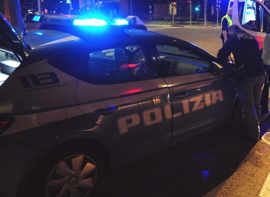 Spaccano auto e cartelli, tre ragazzi ferraresi denunciati dalla polizia 