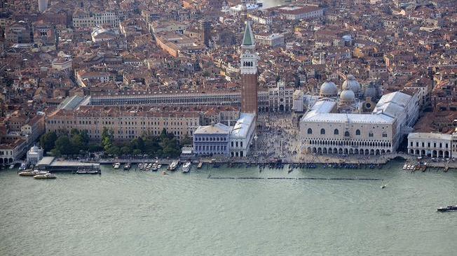 Venezia: Brugnaro, invita turisti