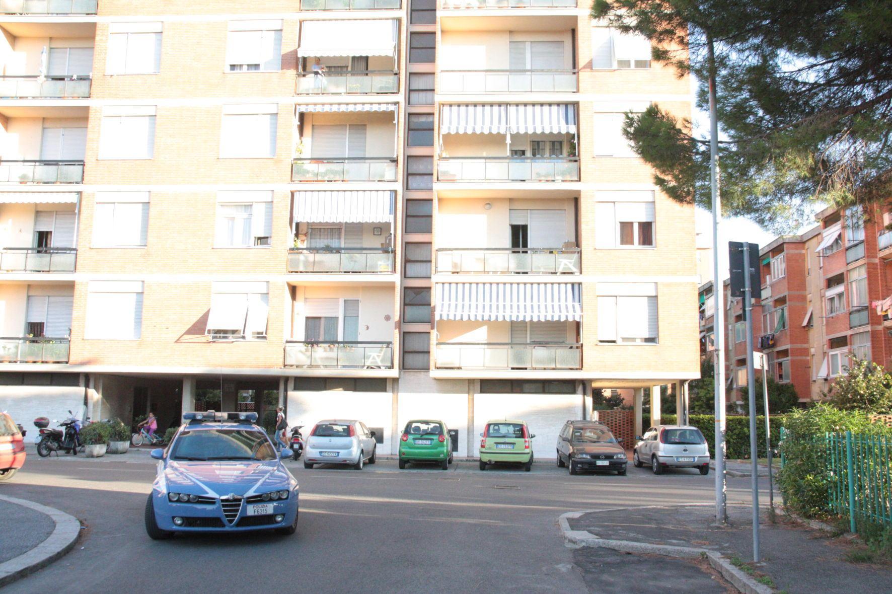 Tenta di gettarsi dal terzo piano, anziana salvata da due agenti della polizia 
