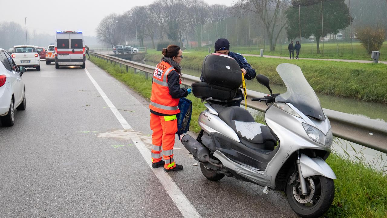 Lo scooter coinvolto nell'incidente e i soccorritori in via Bacchelli a Ferrara