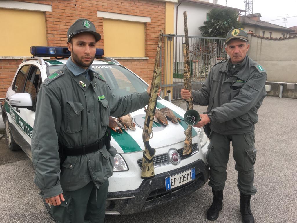 Gli agenti di polizia provinciale con il materiale sequestrato ai due cacciatori comacchiesi
