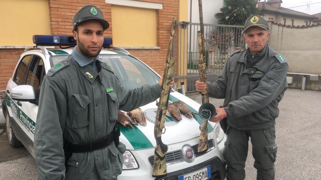 Gli agenti di polizia provinciale con il materiale sequestrato ai due cacciatori comacchiesi