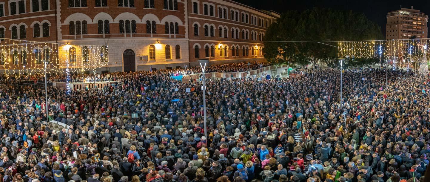 Le sardine in piazza Garibaldi a Cagliari (foto Mario Rosas)