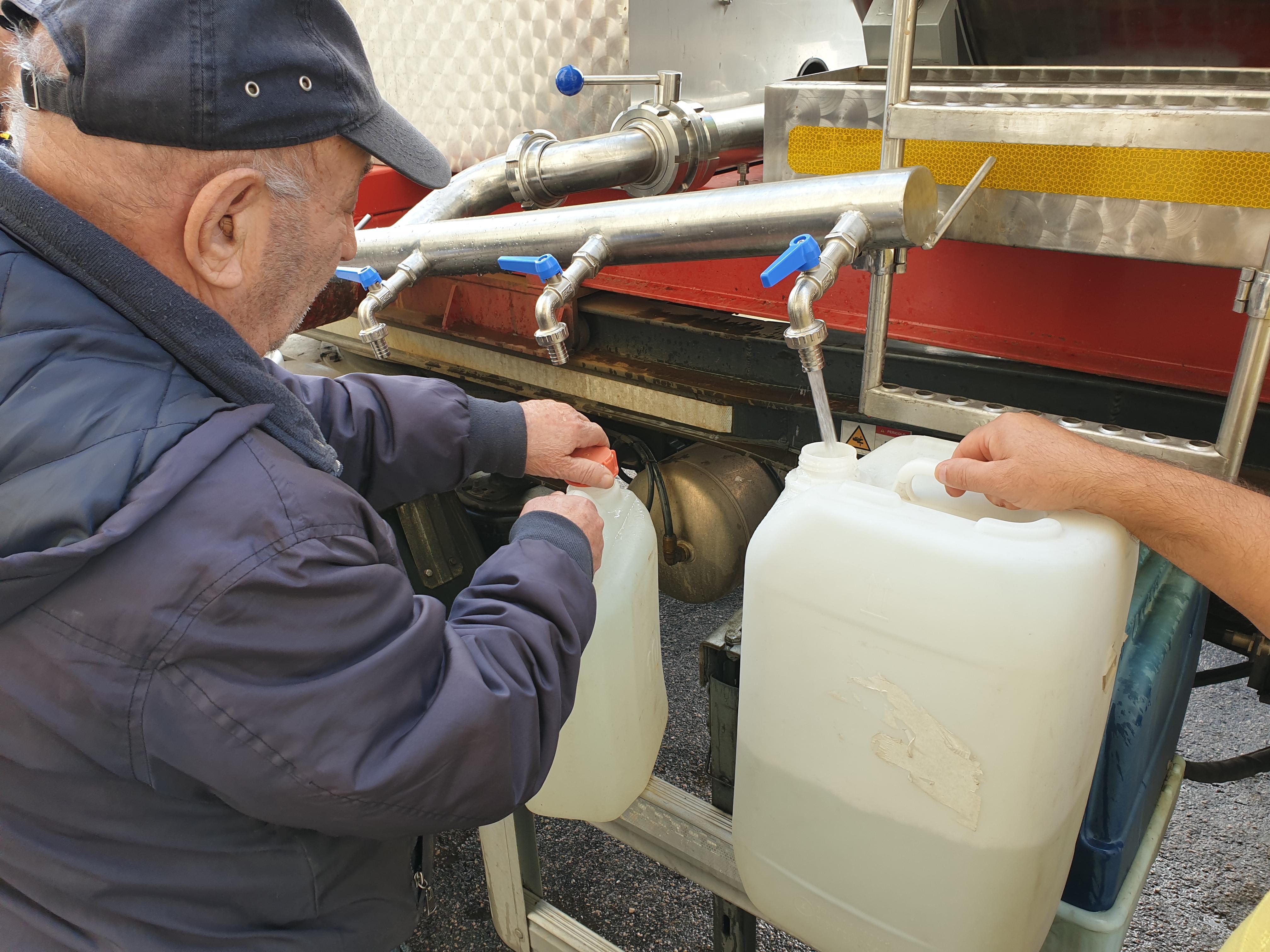 Gli abitanti del centro storico di Sassari per giorni senza acqua si sono riforniti dalle autobotti di Abbanoa (foto Ivan Nuvoli)