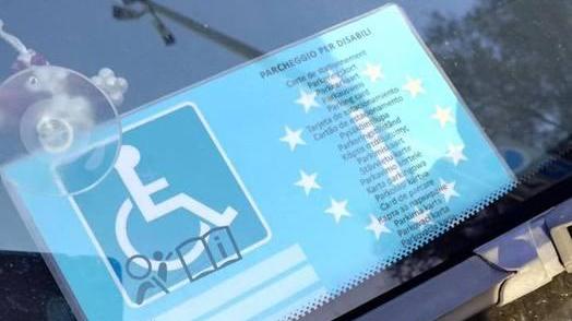 Mobilità e disabilità «Quante sono le multe per auto sugli scivoli?»