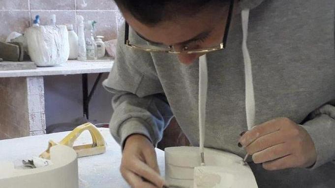 Ragazzi dell’artistico al lavoro per il monumento dell’Avis