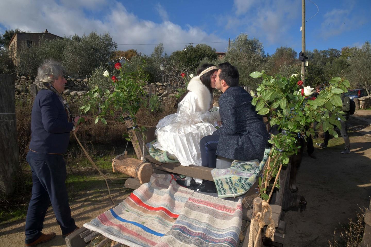 Aggius, gli sposi sul carro a buoi per un sì dal sapore antico 