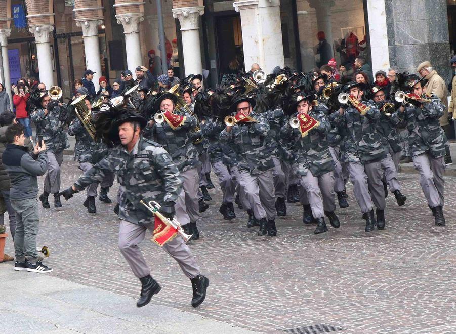 I bersaglieri di corsa in piazza Savonarola E in concerto al Castello