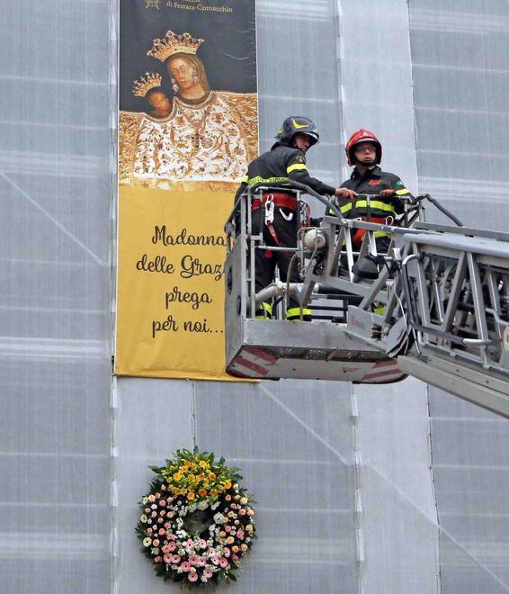 L’omaggio dei vigili del fuoco alla Madonna 