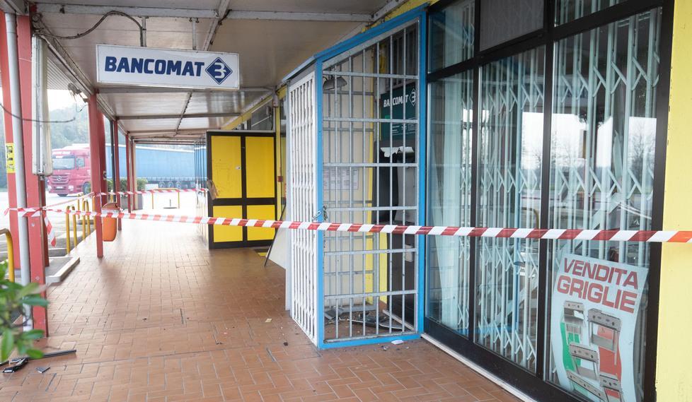 Ennesimo attacco al bancomat nella notte I titolari del locale hanno dato l’allarme 