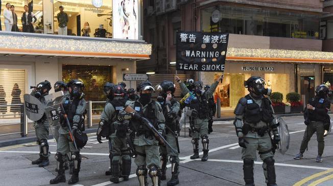 Hong Kong: polizia disinnesca due bome