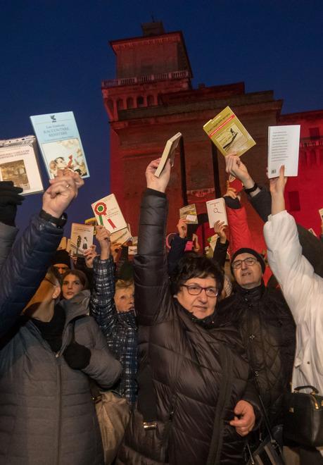 Ferrara, una folla di sardine si prende la scena. Libri al cielo e cori contro il populismo 