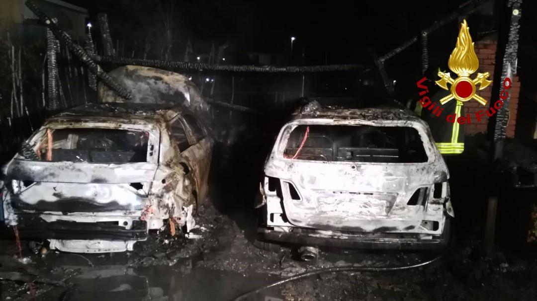 Le auto distrutte dall'incendio a Poggio a Caiano