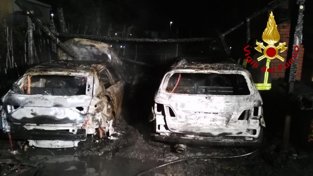 Le auto distrutte dall'incendio a Poggio a Caiano