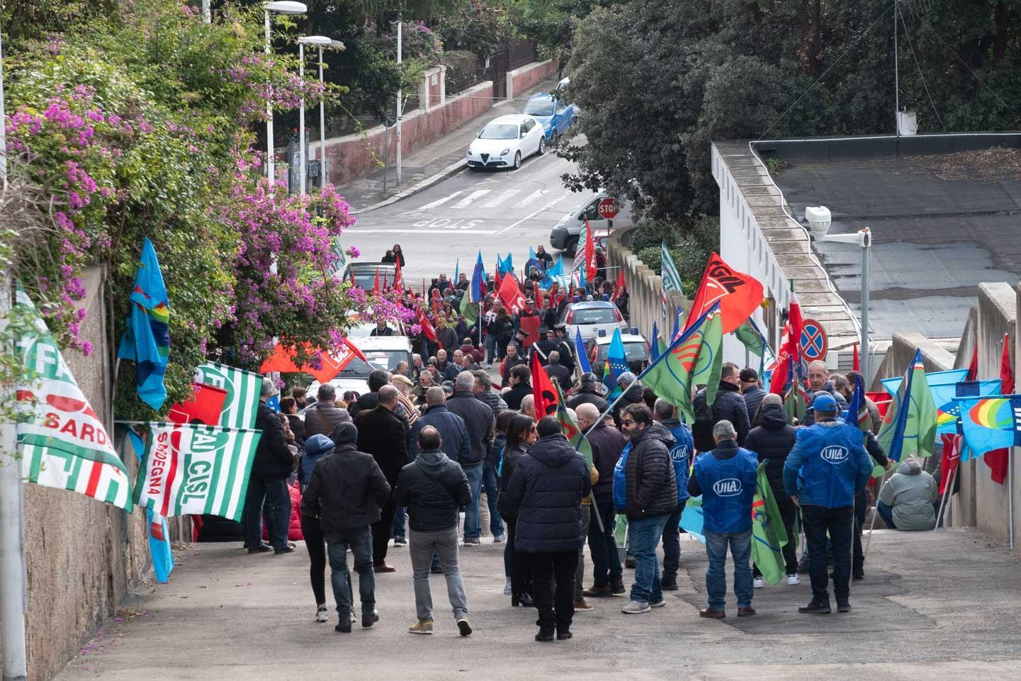 Il sit in dei lavoratori dell'agenzia Forestas (foto Mario Rosas)