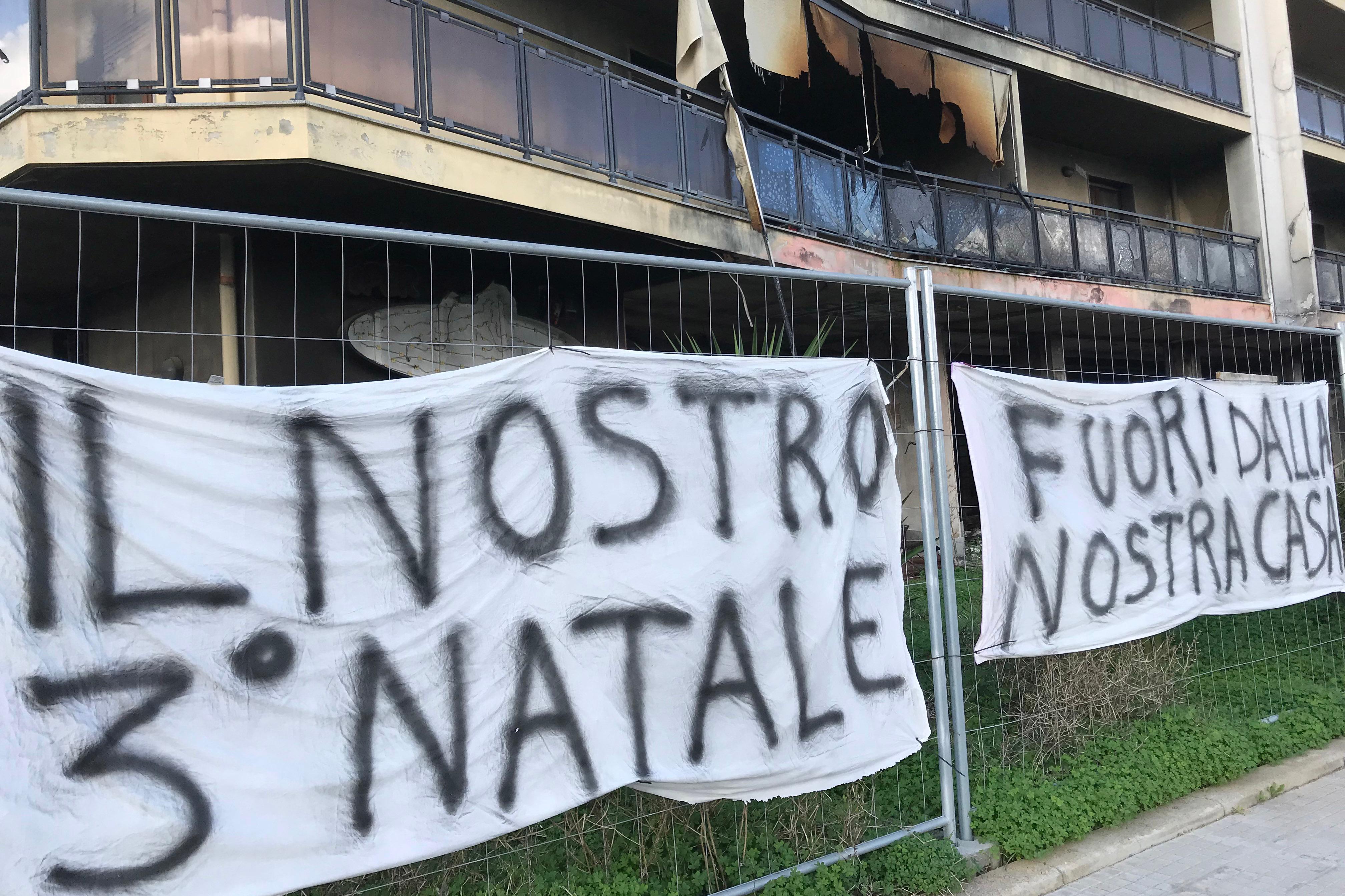 Alghero, gli abitanti del palazzo bruciato: "E' il terzo Natale fuori di casa"