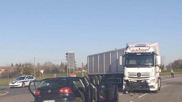 Schianto frontale tra auto e tir, grave una donna