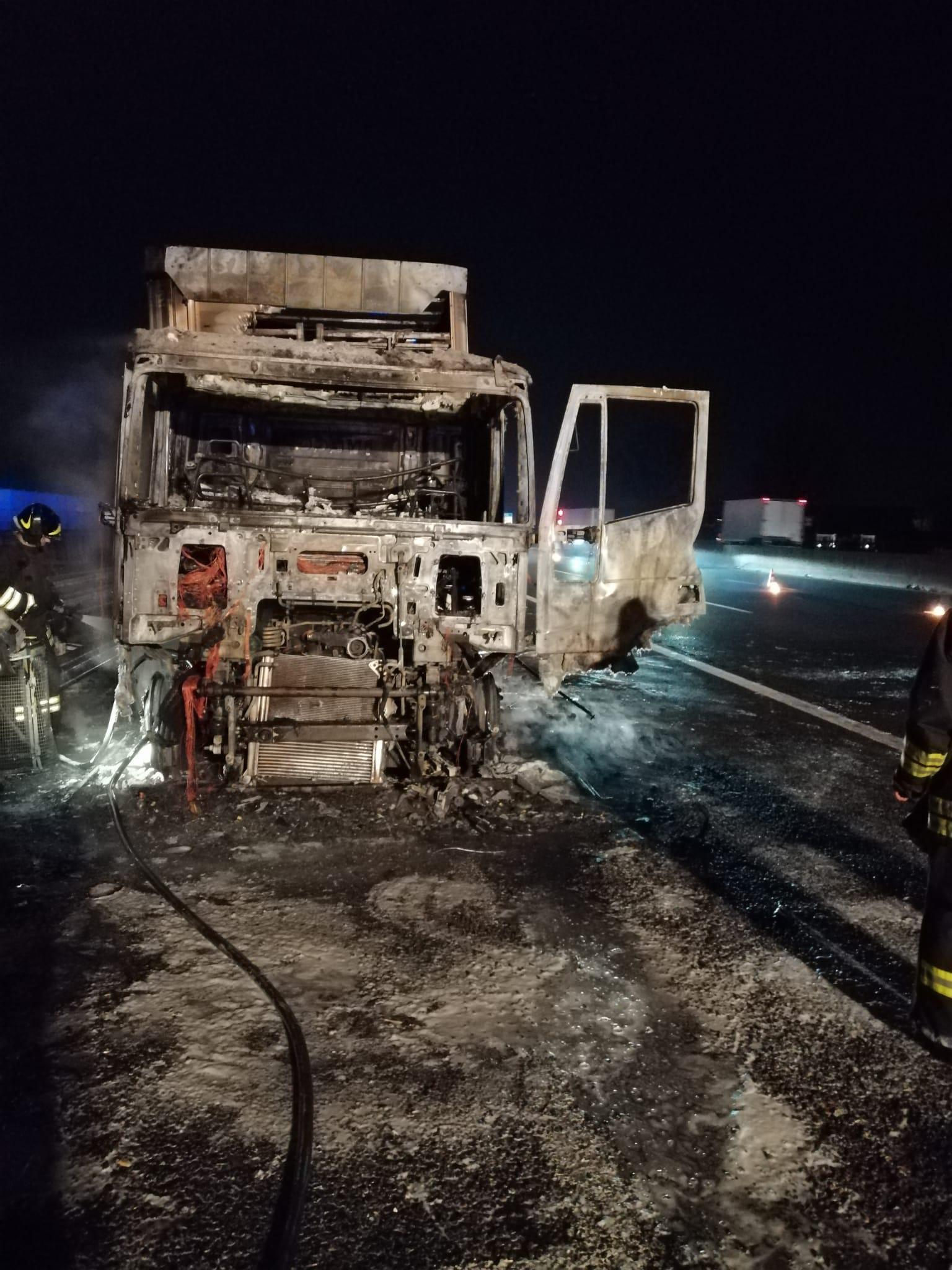 Modena Nord, paura per  un autista: il tir prende fuoco 