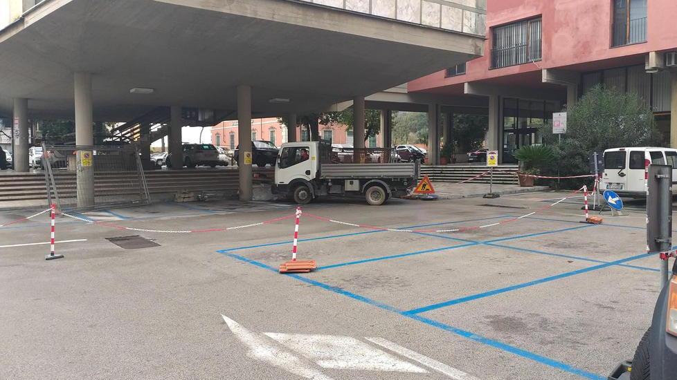 Al via i lavori alla sala di rappresentanza cancellati subito 14 parcheggi in piazza