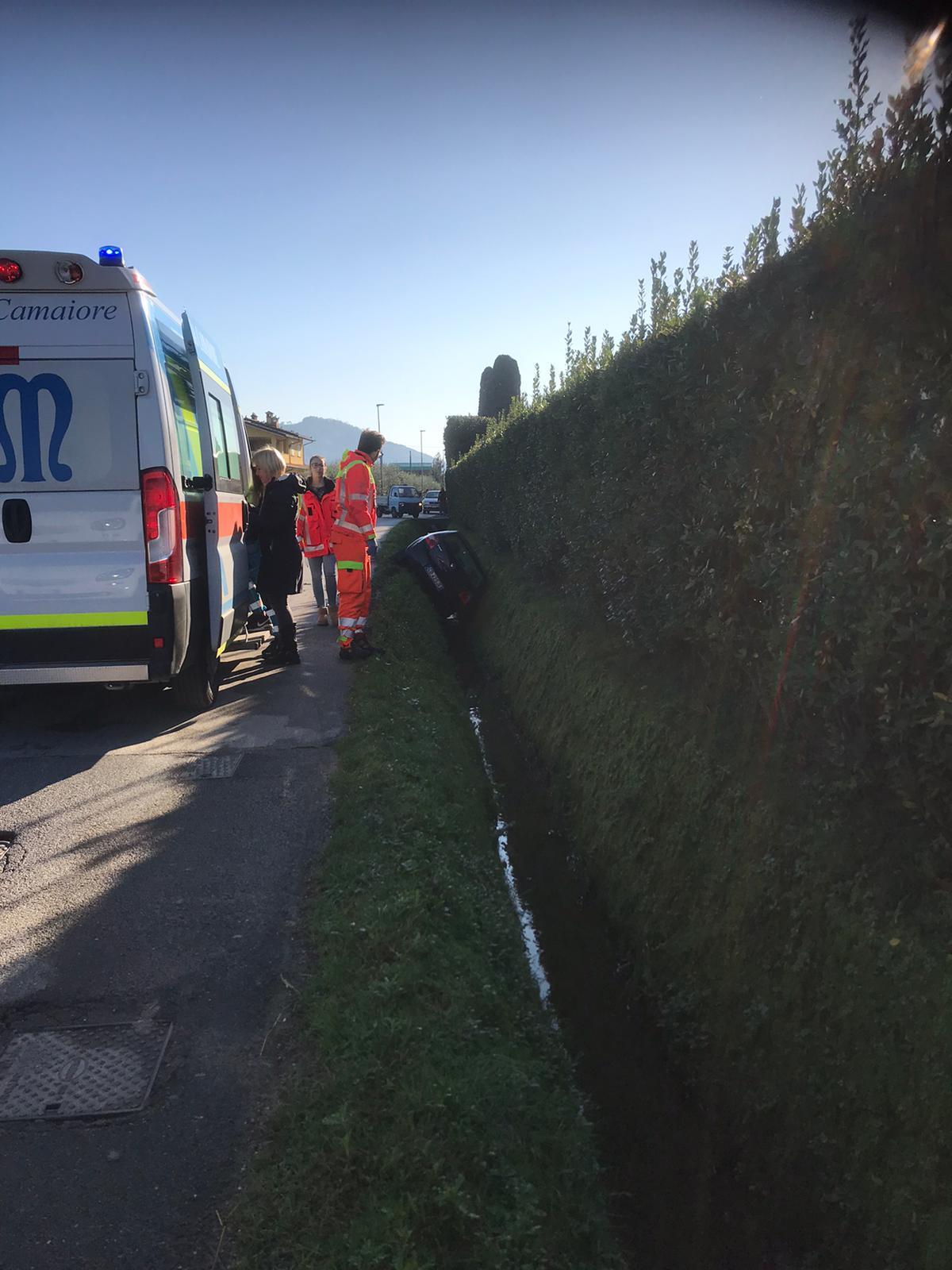 Coppia di anziani finisce con l'auto nel fosso