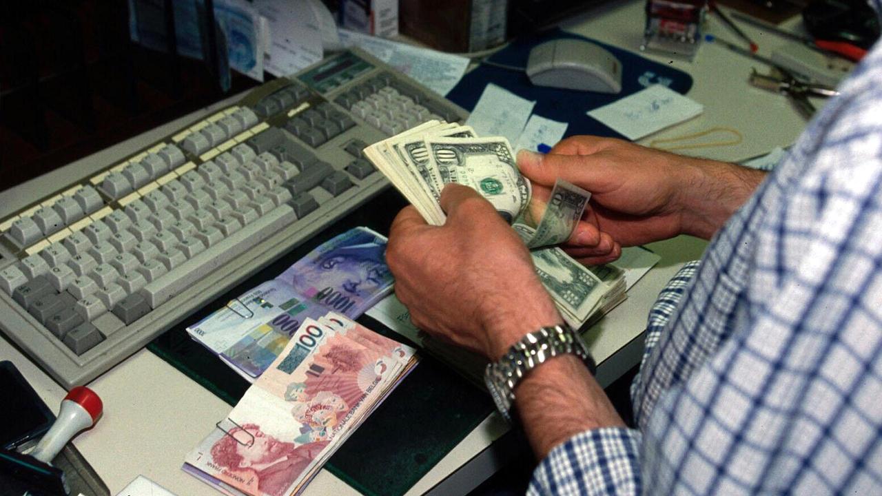 Uno sportello money transfer (archivio)