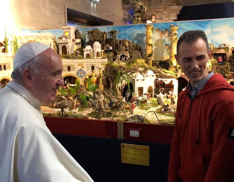 Papa Francesco e Massimo Brini davanti al presepe del pizzaiolo forcolese