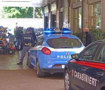 Un intervento di carabinieri e polizia in Galleria Nazionale (foto d’archivio)