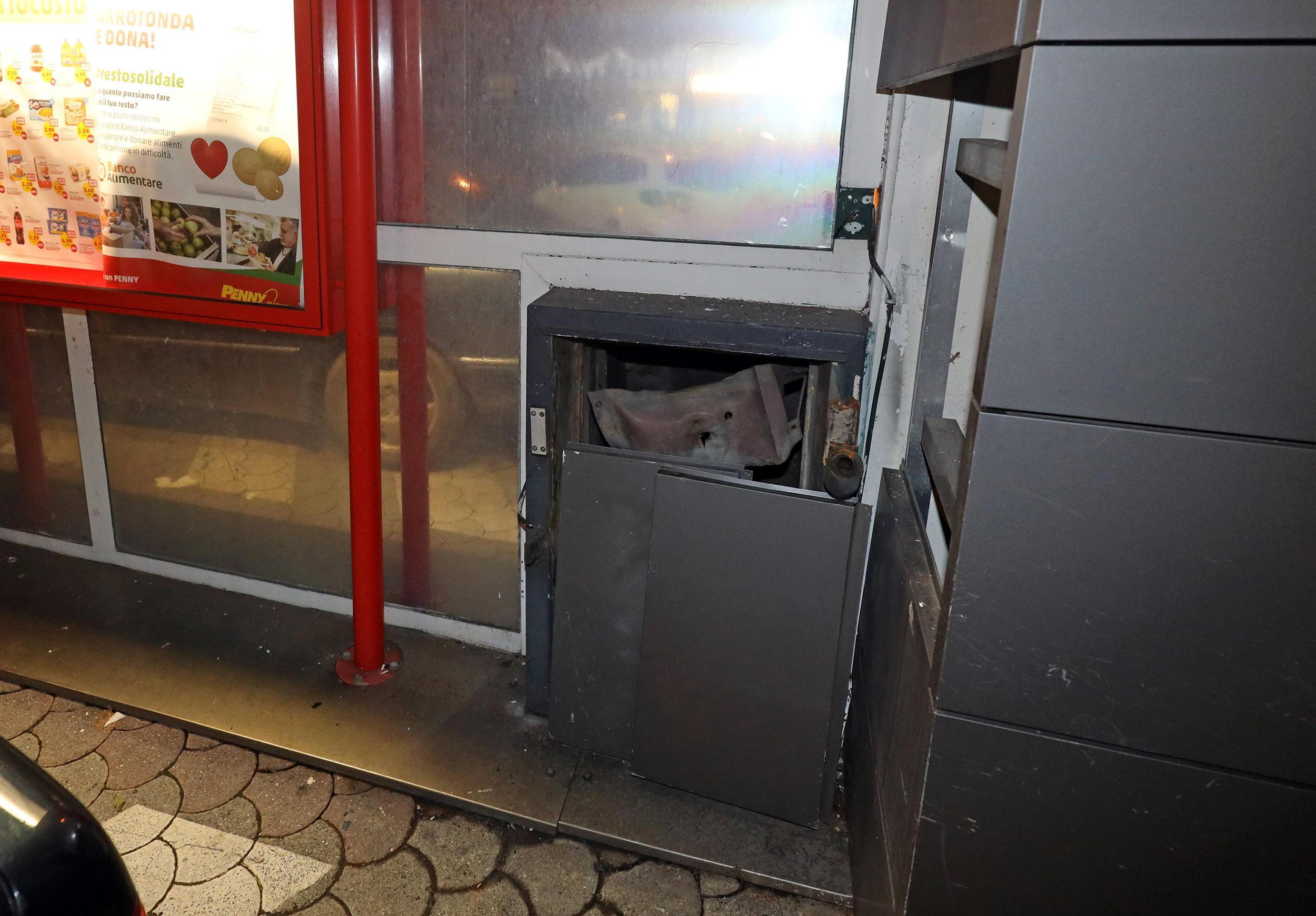 La cassa continua del Penny Market di via Risorgimento sventrata dall’esplosivo utilizzato dai ladri (foto nucci)