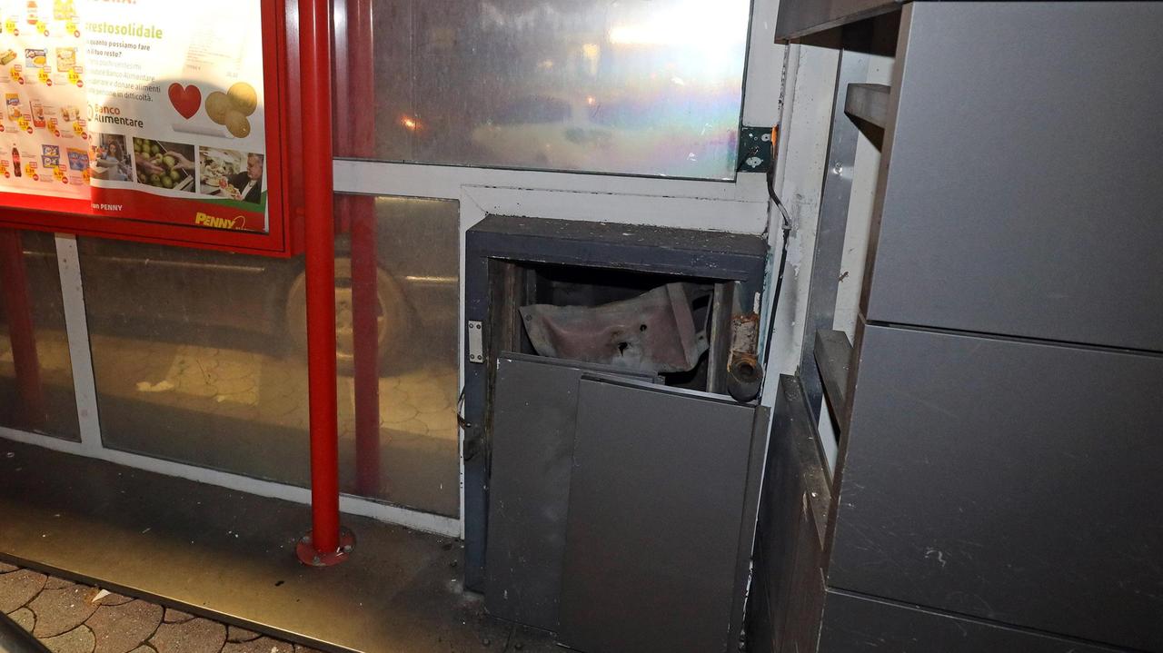 La cassa continua del Penny Market di via Risorgimento sventrata dall’esplosivo utilizzato dai ladri (foto nucci)