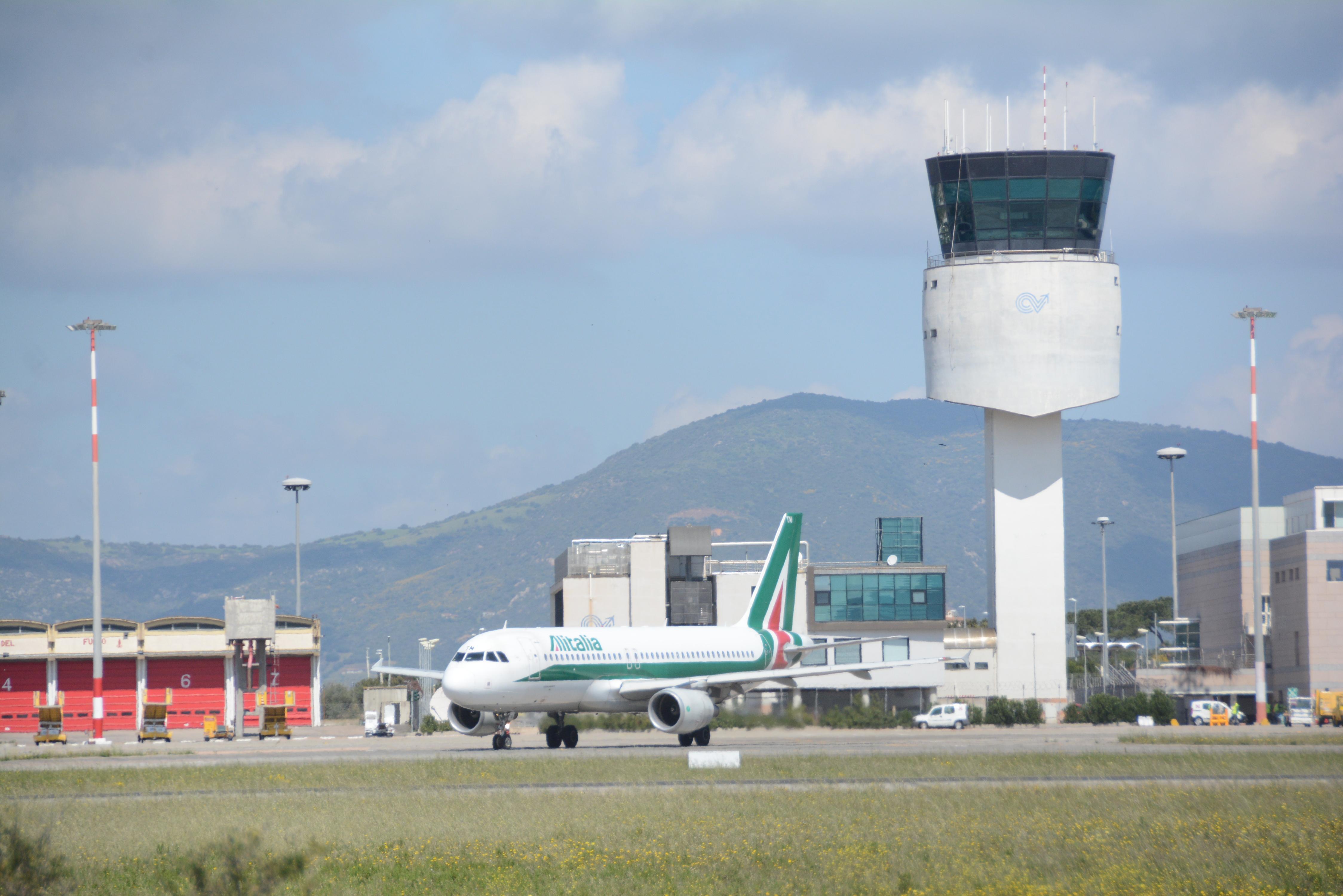 Venerdì nero sui cieli della Sardegna, ferme Alitalia e Air Italy 