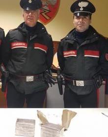 Nascondeva la cocaina nel tappo del serbatoio della vecchia macchina
