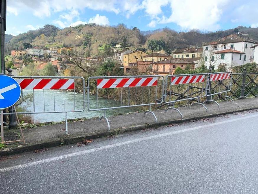 Via ai lavori per ricostruire la ringhiera sul fiume Lima 