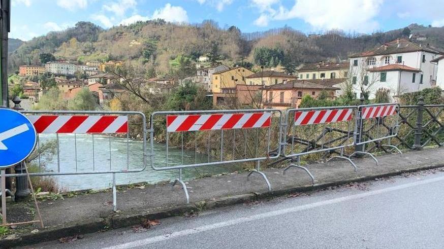Via ai lavori per ricostruire la ringhiera sul fiume Lima