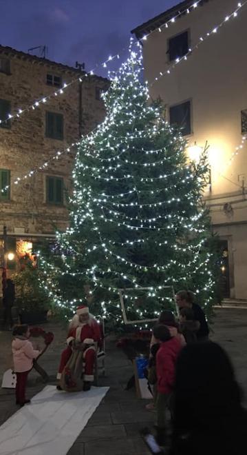 Nel borgo le luci del Natale