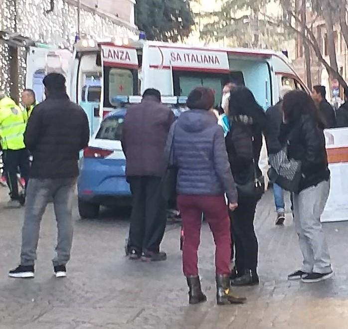 Giovane fuori di sé entra in un negozio e semina il caos