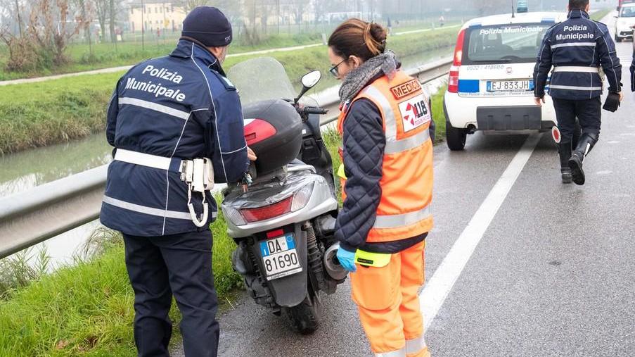 Cade dallo scooterone Giovane miracolato da guard rail e canale